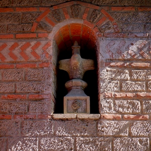 Niche avec élément décoratif dans un mur de moellons et de briques - France  - collection de photos clin d'oeil, catégorie rues
